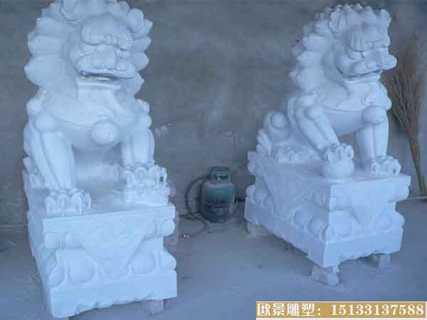 汉白玉石狮子雕塑 动物石狮子景观雕塑