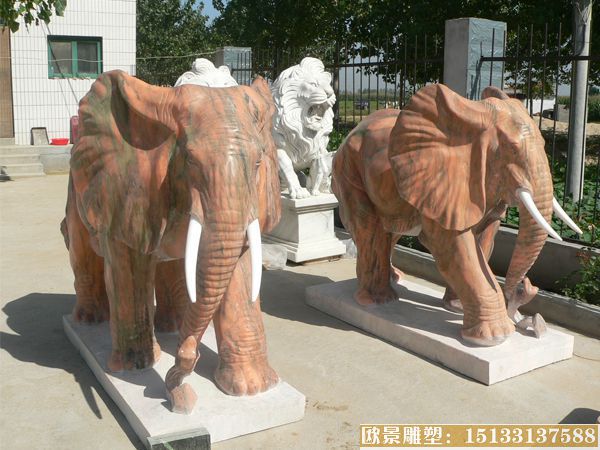 爱情大象石雕塑 晚霞红石雕大象 一雌一雄石雕大象厂家定制